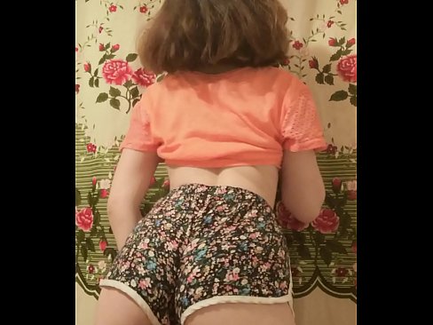 ❤️ Nwa ọhụrụ sexy na-eyipụ uwe mkpirisi ya na igwefoto ❤️ Ihe na-akpali agụụ mmekọahụ n'ụlọ ﹏